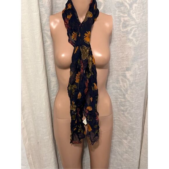 Berkshire made in INDIA scarf.  * Floral * soft fabric  * Excellent condition  * - Picture 2 of 4